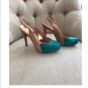 BCBG two tone pumps in Teal/Tan!